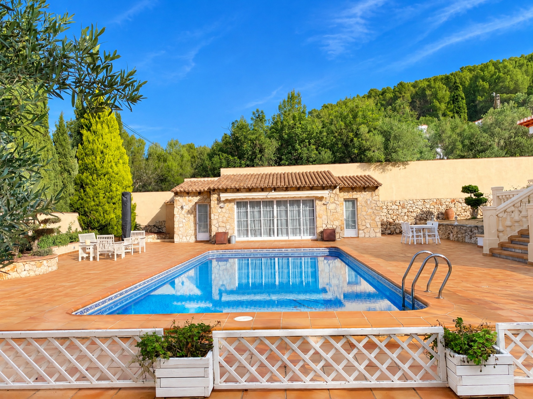 001904PGI - Exklusive Luxusvilla in Orba mit Pool, großzügigen Räumen und einem außergewöhnlichen Potenzial.
