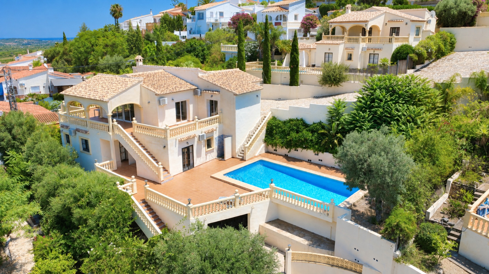 Spectacular 5-bedroom villa with stunning panoramic views of the Orba Valley.