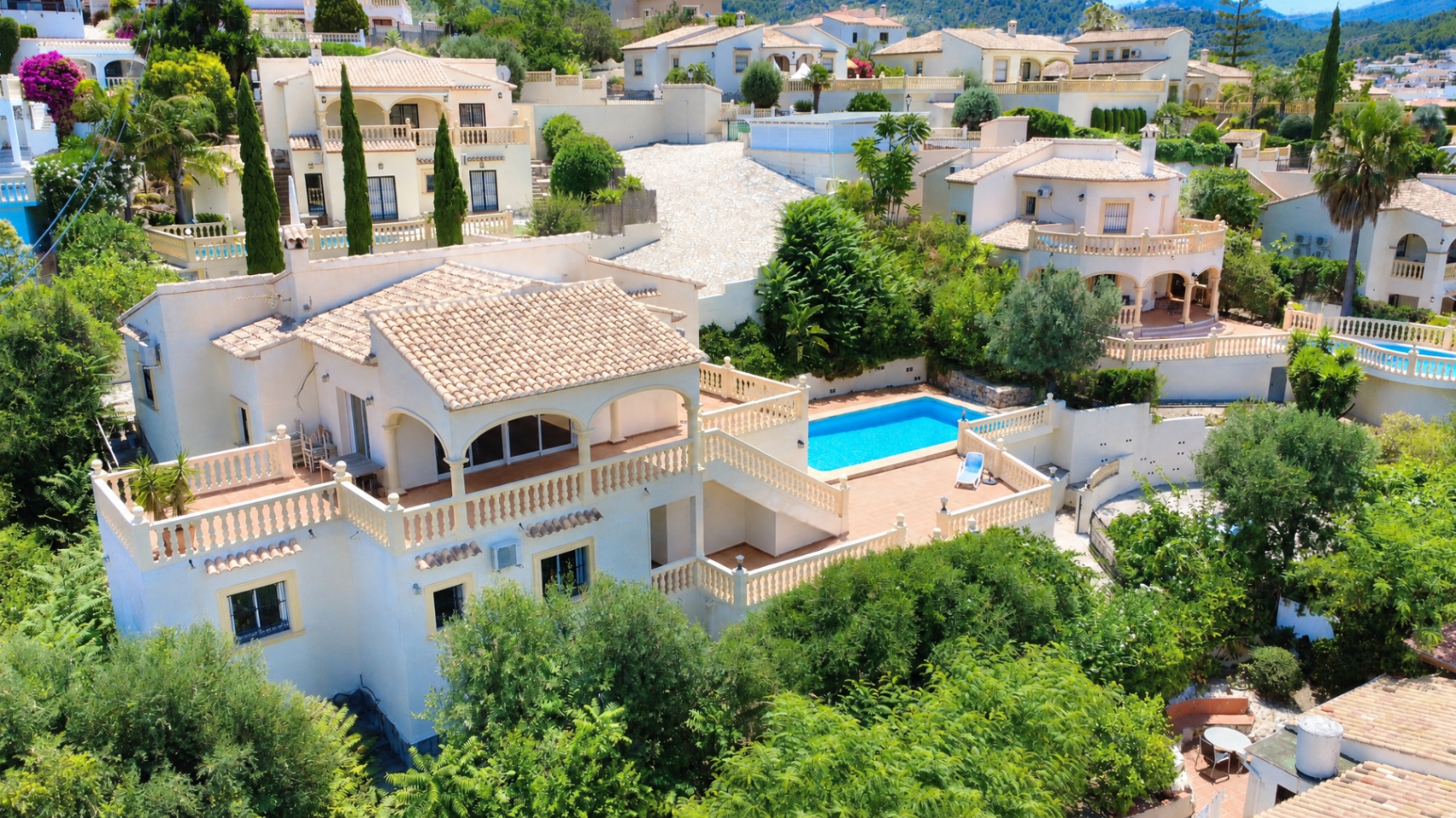 Spectacular 5-bedroom villa with stunning panoramic views of the Orba Valley.