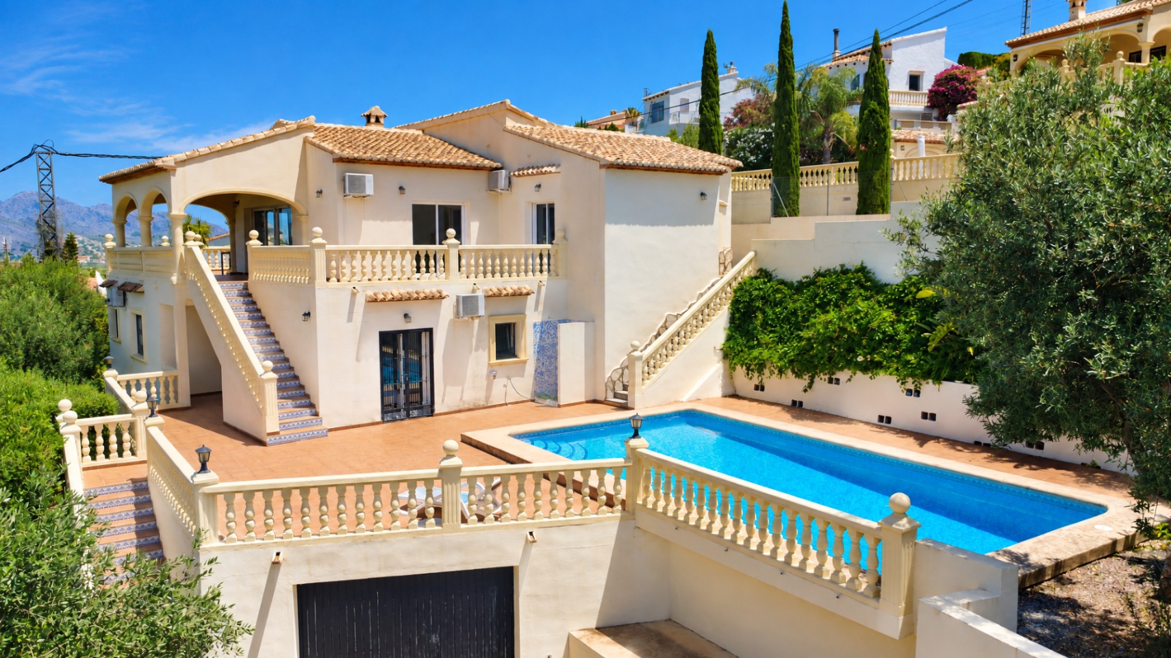 Spectacular 5-bedroom villa with stunning panoramic views of the Orba Valley.