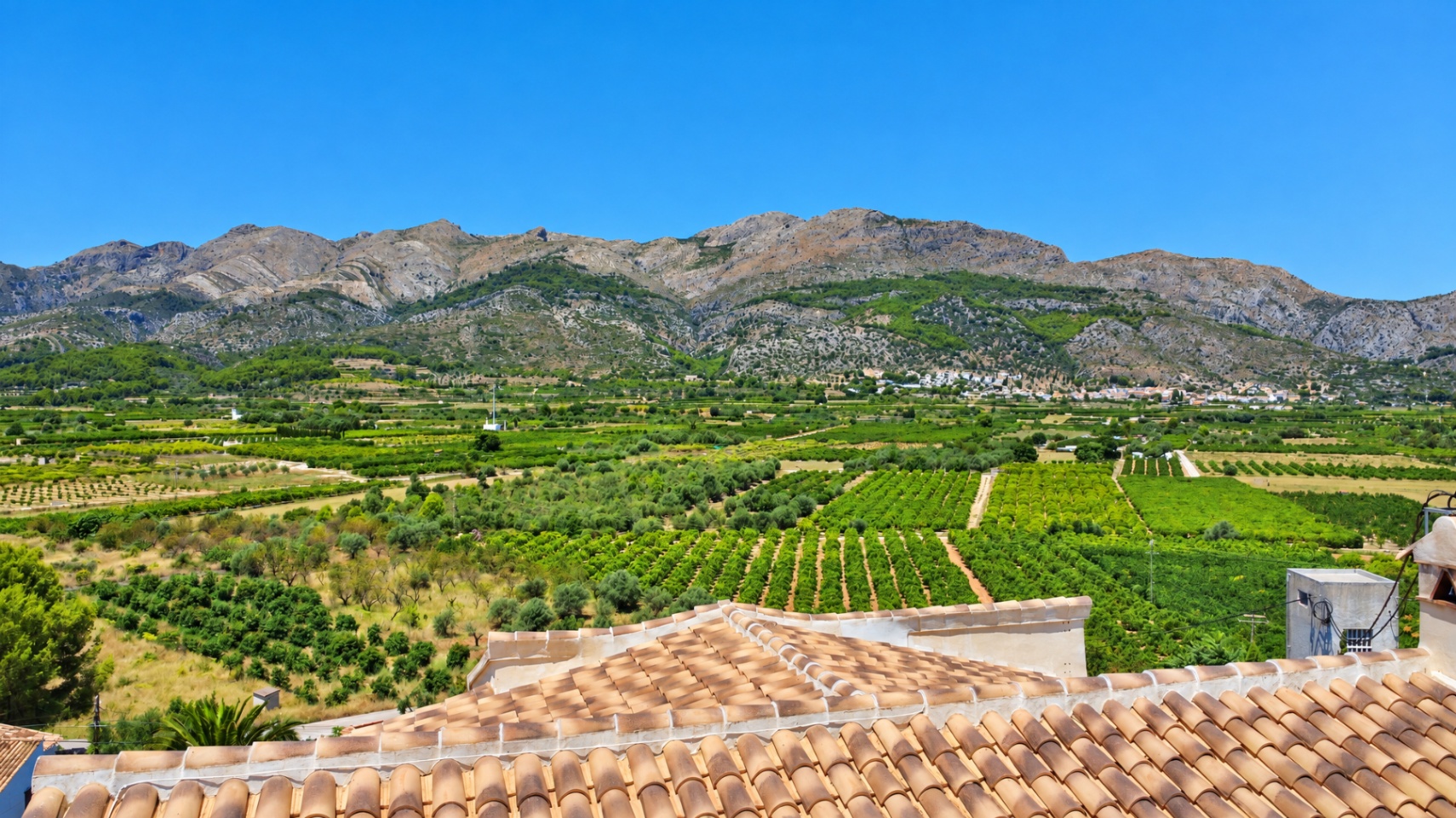 Spectacular 5-bedroom villa with stunning panoramic views of the Orba Valley.