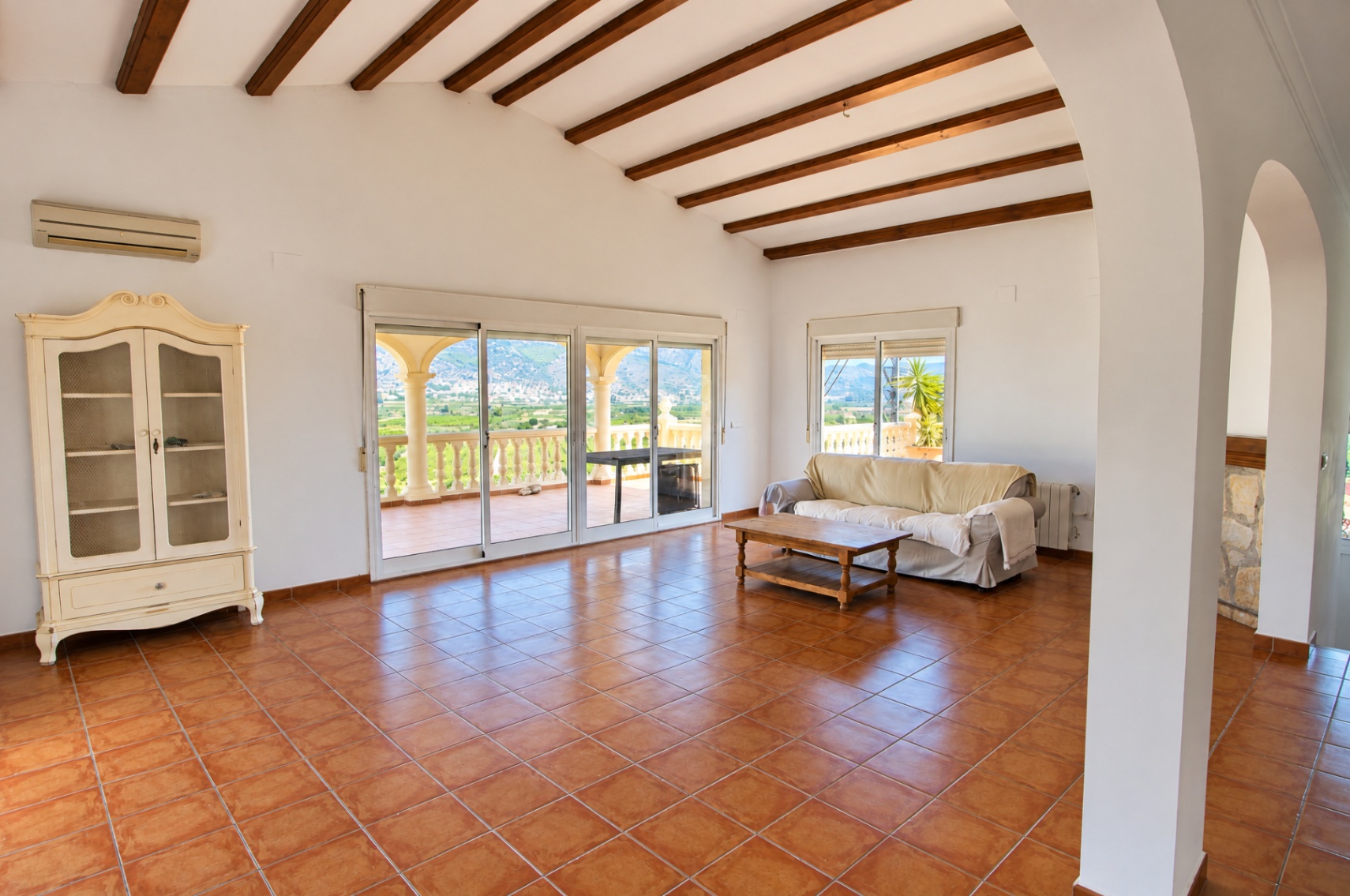 Spectacular 5-bedroom villa with stunning panoramic views of the Orba Valley.