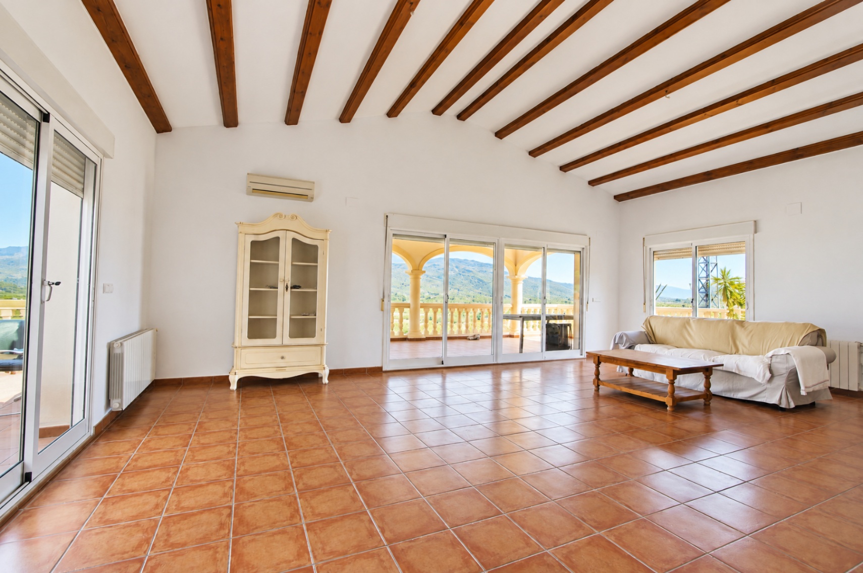 Spectacular 5-bedroom villa with stunning panoramic views of the Orba Valley.
