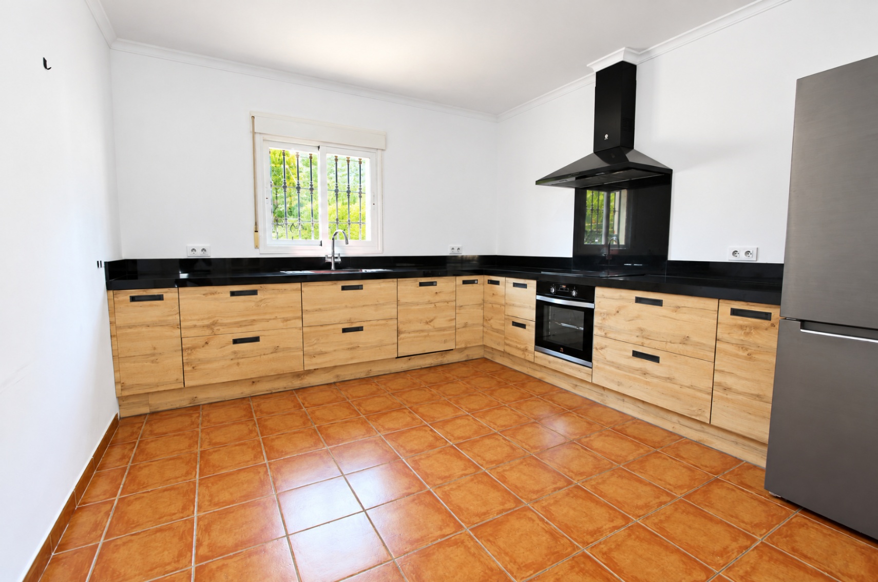 Spectacular 5-bedroom villa with stunning panoramic views of the Orba Valley.