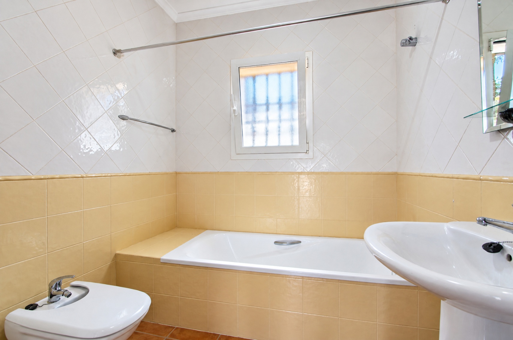 Spectacular 5-bedroom villa with stunning panoramic views of the Orba Valley.