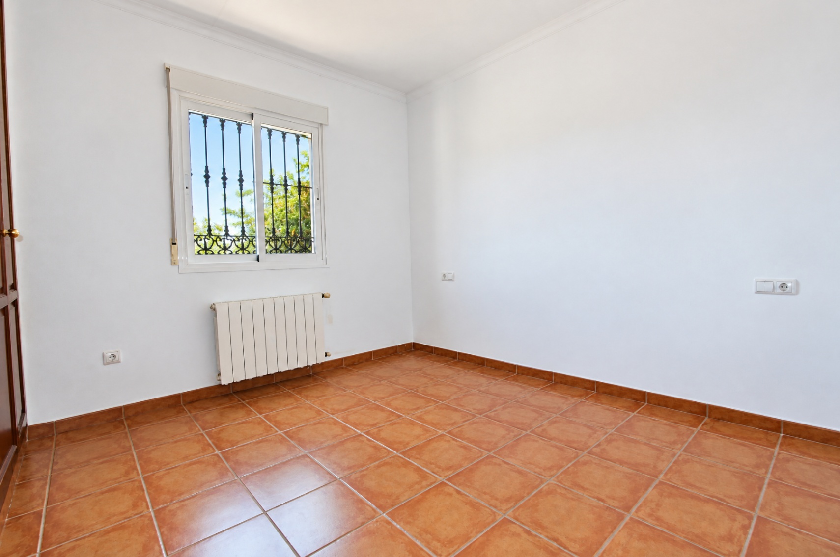 Spectacular 5-bedroom villa with stunning panoramic views of the Orba Valley.