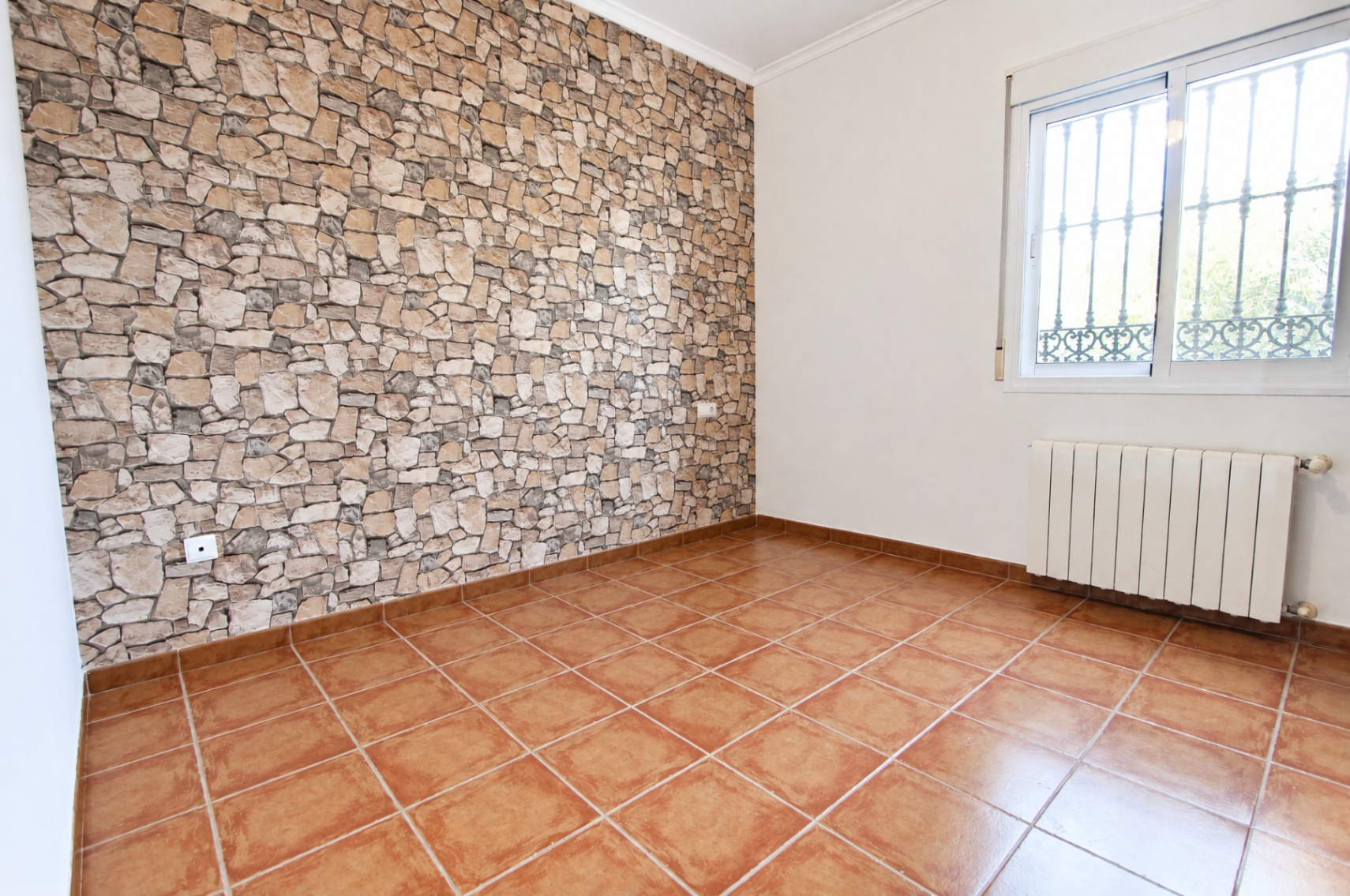 Spectacular 5-bedroom villa with stunning panoramic views of the Orba Valley.