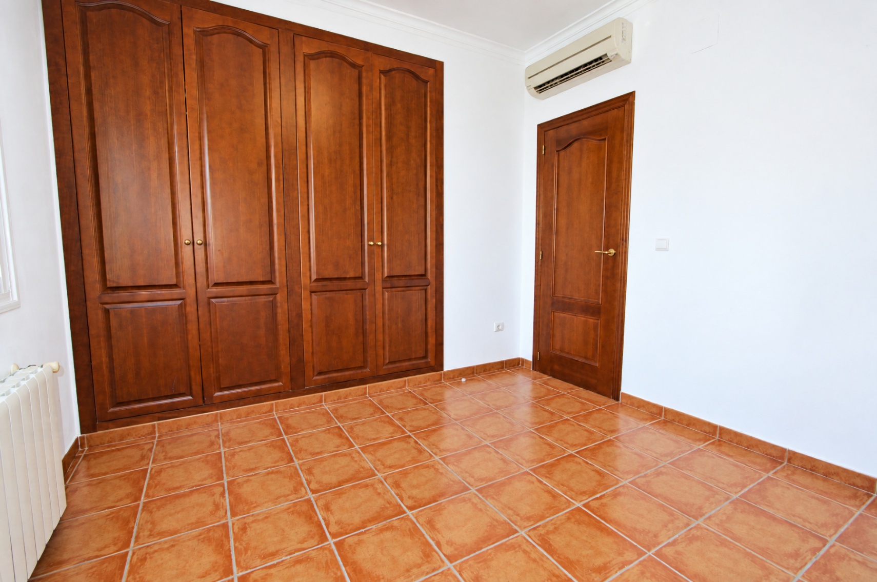 Spectacular 5-bedroom villa with stunning panoramic views of the Orba Valley.