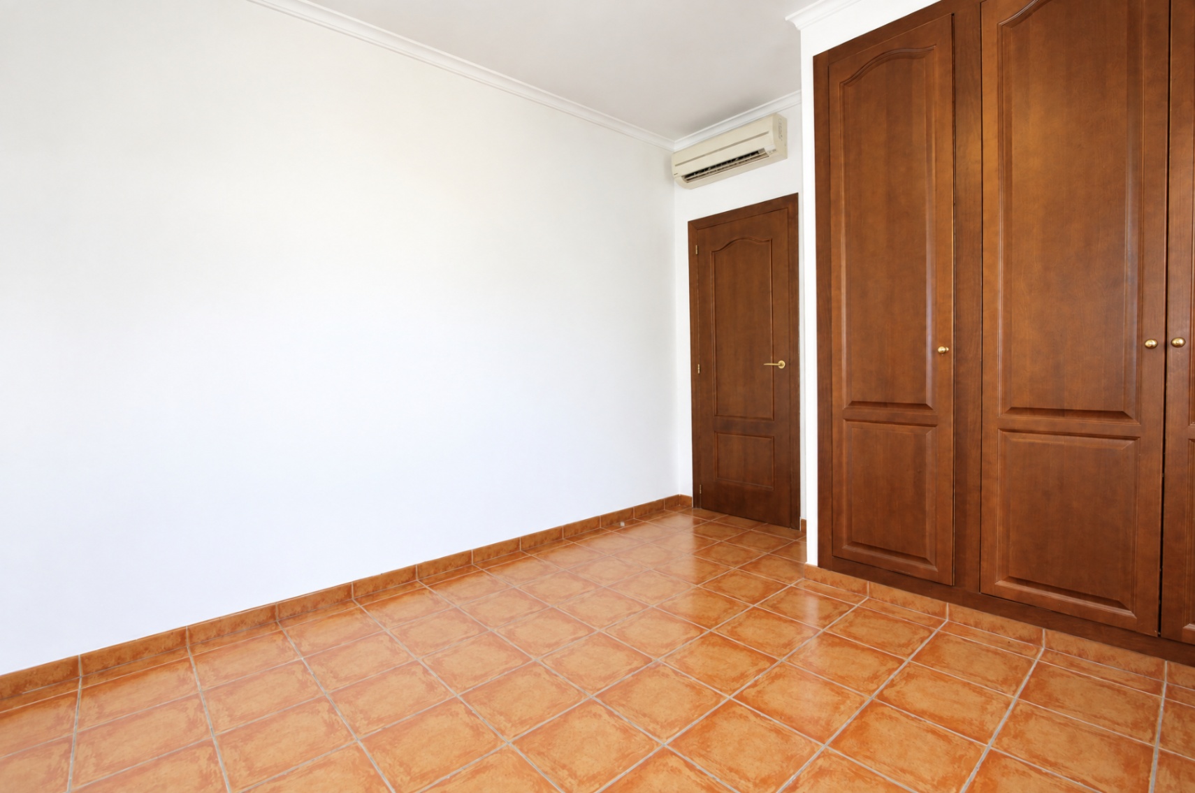 Spectacular 5-bedroom villa with stunning panoramic views of the Orba Valley.