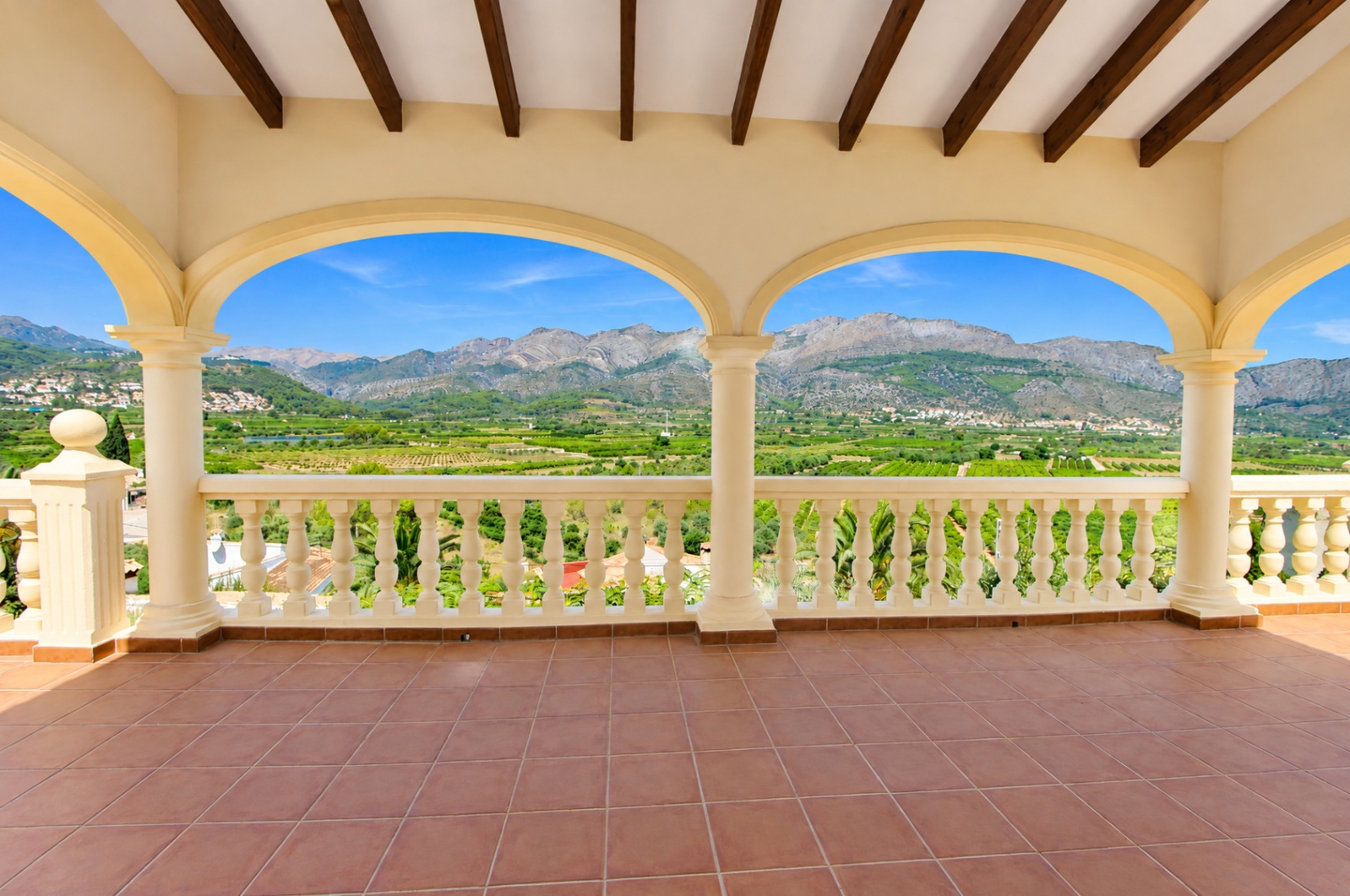 Spectacular 5-bedroom villa with stunning panoramic views of the Orba Valley.
