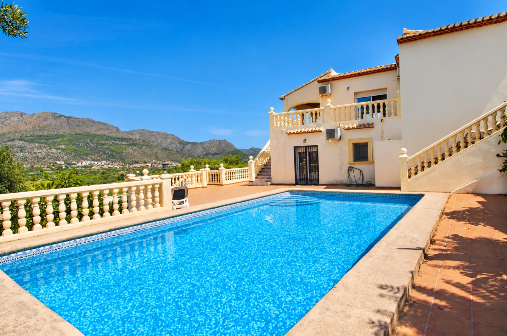 Spectacular 5-bedroom villa with stunning panoramic views of the Orba Valley.