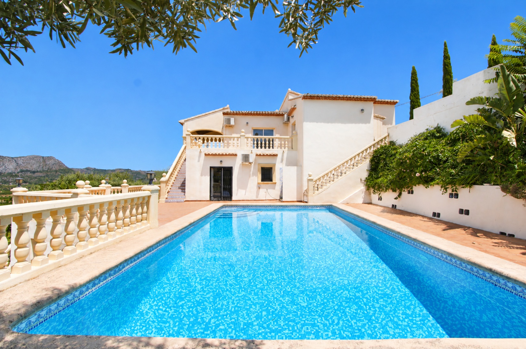 Spectacular 5-bedroom villa with stunning panoramic views of the Orba Valley.