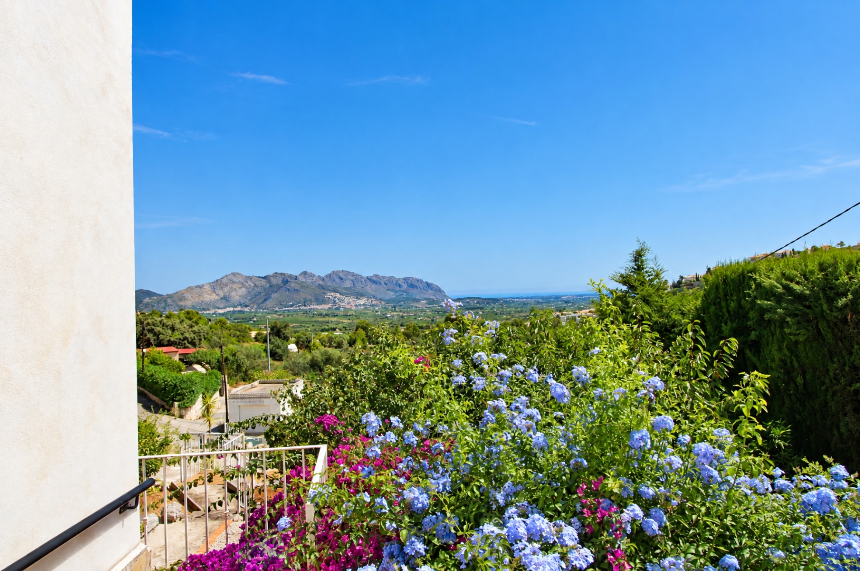 Chalet a la venta con vistas panorámicas al valle y al mar en Orba