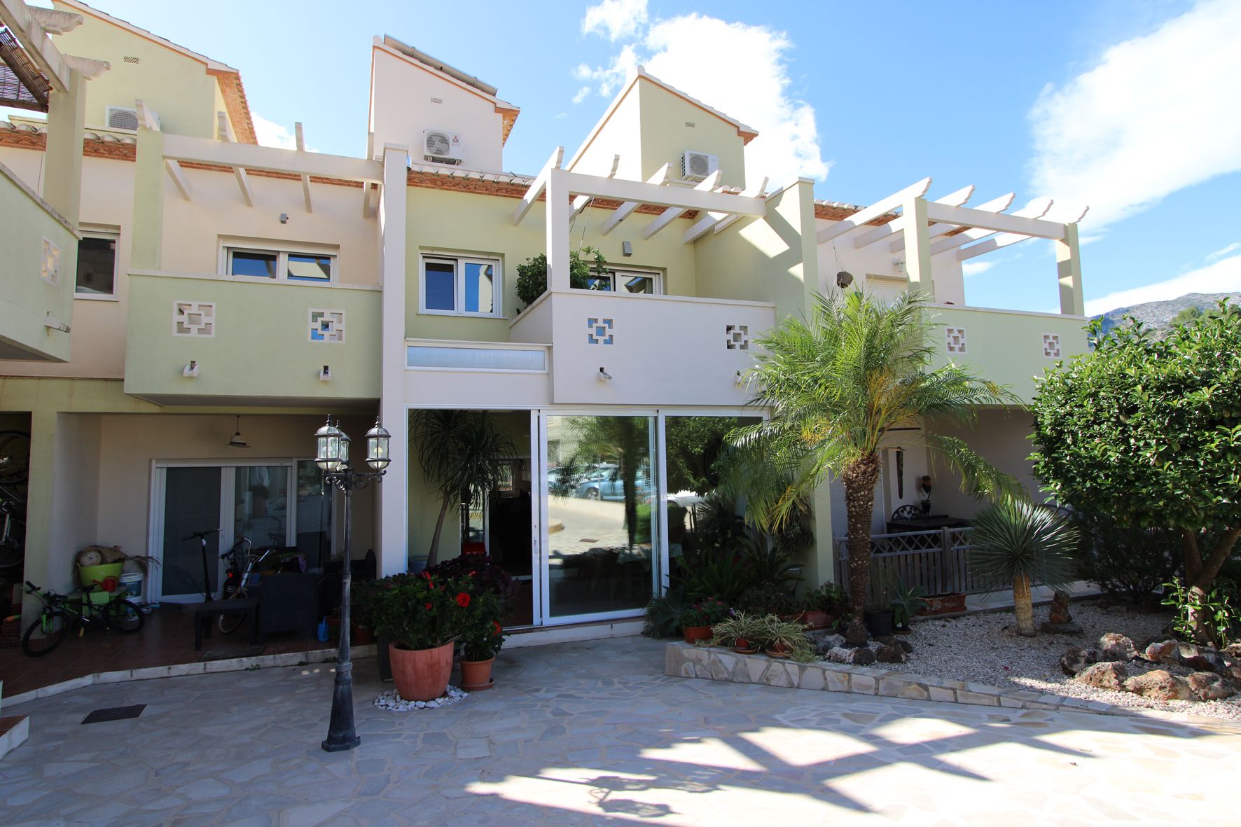 Townhouse with communal pool for sale in Rafol