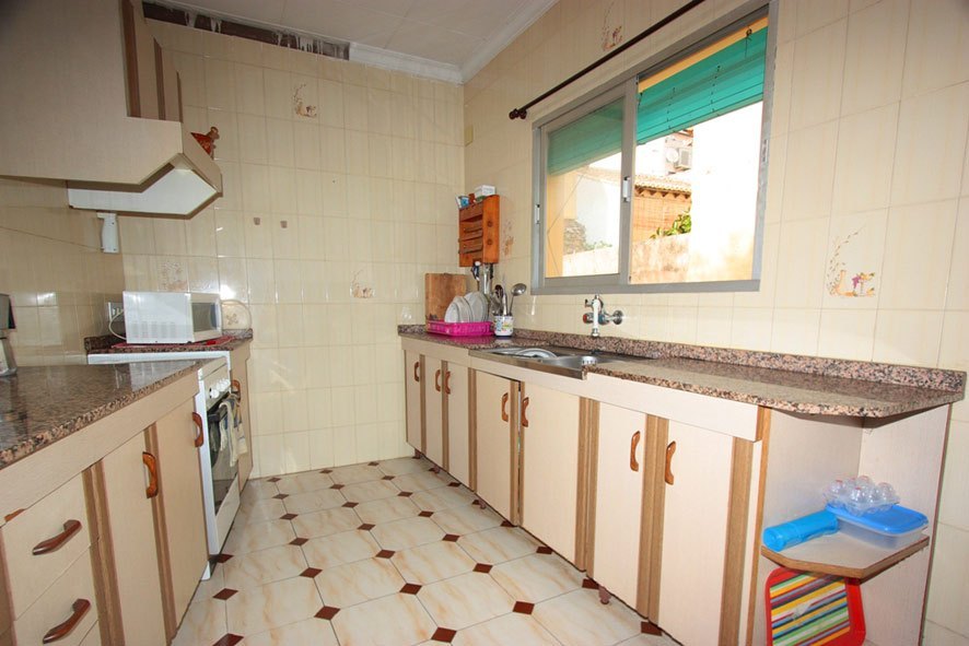 Ample town house for sale in Sagra
