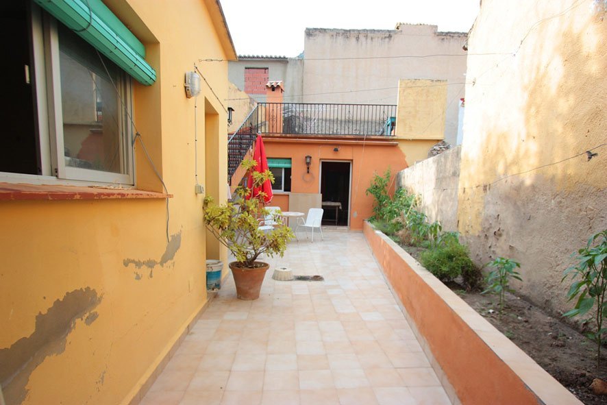 Ample town house for sale in Sagra